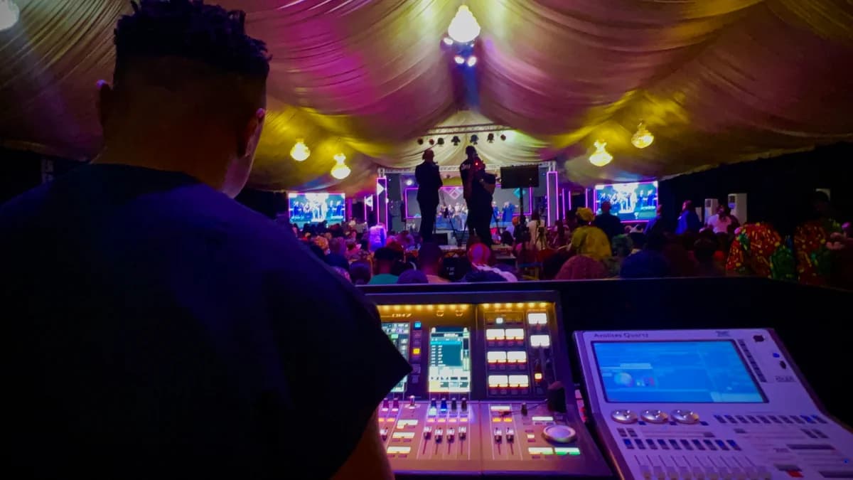 The room, the stage and the crowd